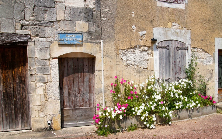 Maison ancienne du village. - Marcillac-Lanville