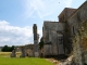 L'église fortifiée Notre Dame du prieuré de Lanville et les ruines du cloître.