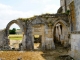 Les ruines du cloître du prieuré de Lanville attenant à l'église Notre Dame.