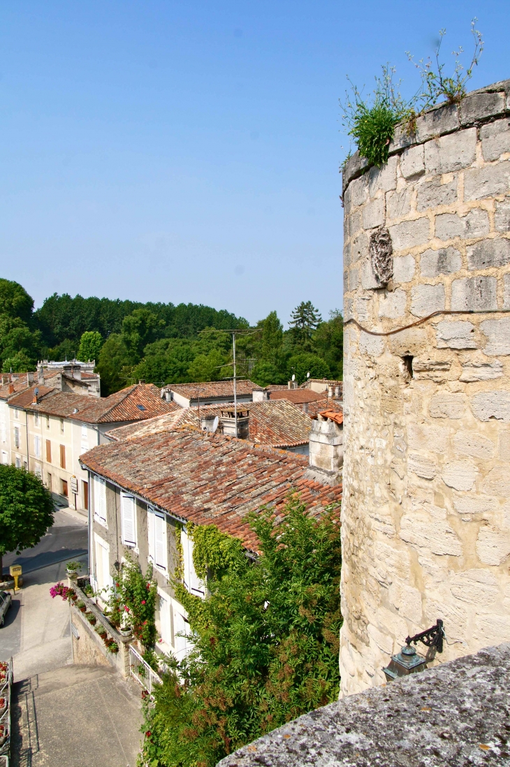 Le village vu du château. - Montignac-Charente
