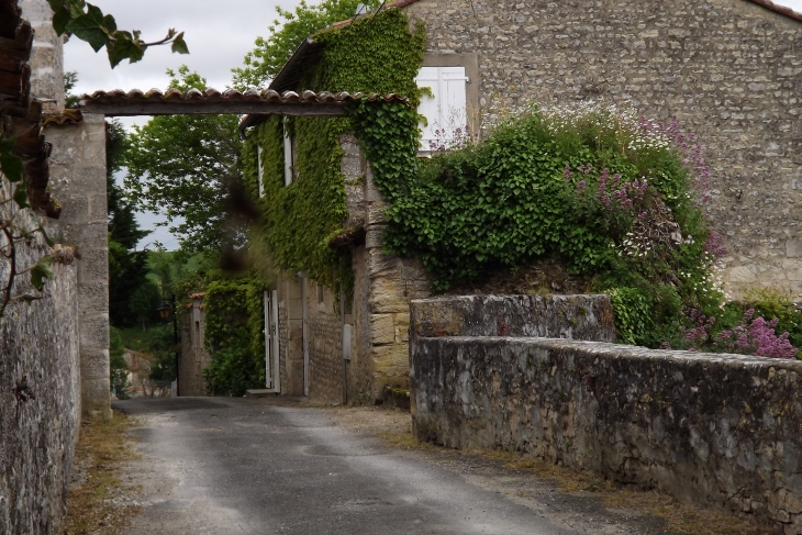 Autour du donjon..... - Montignac-Charente