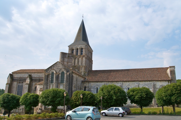 L'église abbatiale date du XIIe siècle. - Saint-Amant-de-Boixe