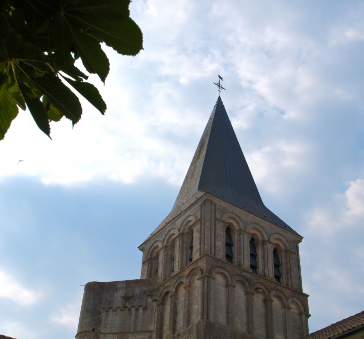 Le clocher de l'église Abbatiale. - Saint-Amant-de-Boixe