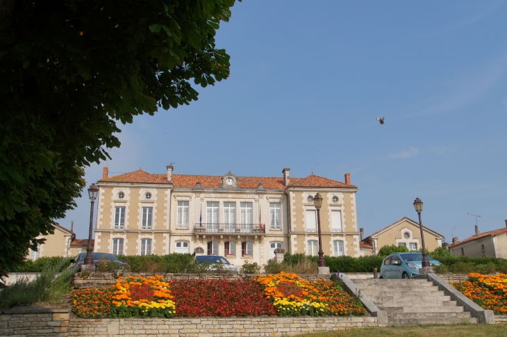 La Mairie. - Saint-Amant-de-Boixe