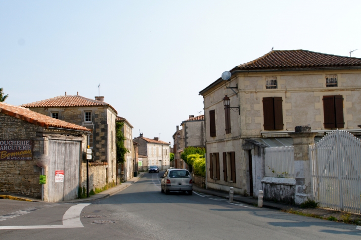 Rue du village - D15 à D18. - Saint-Amant-de-Boixe