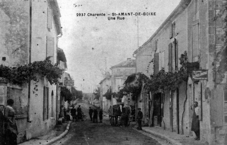 Une rue, vers 1912 (carte postale ancienne). - Saint-Amant-de-Boixe