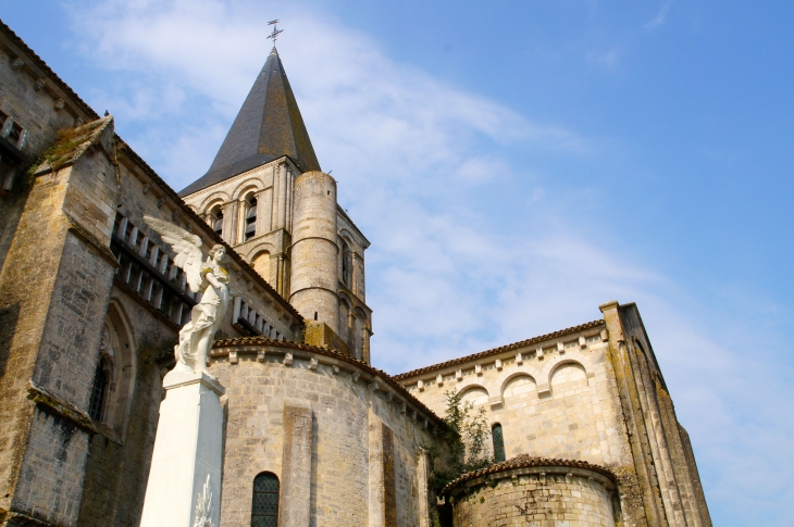 L'église Abbatiale. - Saint-Amant-de-Boixe