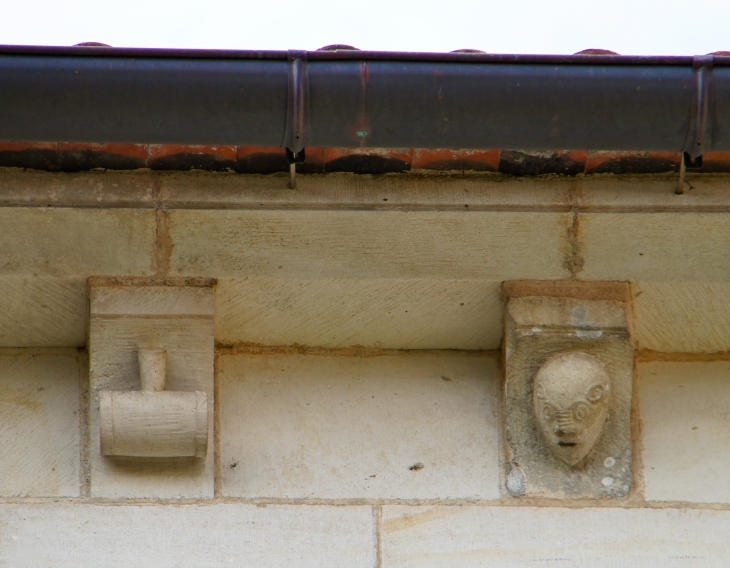 Modillons de l'église abbatiale. - Saint-Amant-de-Boixe