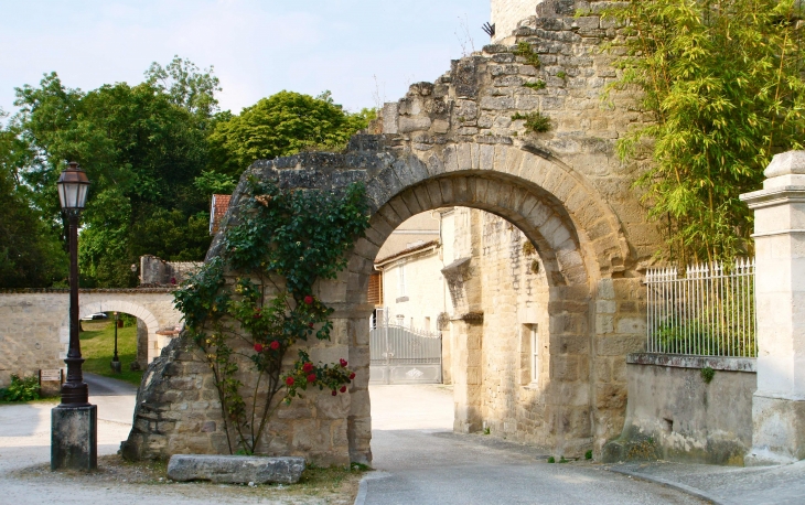 L'ancienne porte. - Saint-Amant-de-Boixe