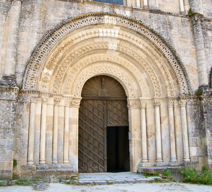 Le portail de l'église abbatiale. - Saint-Amant-de-Boixe