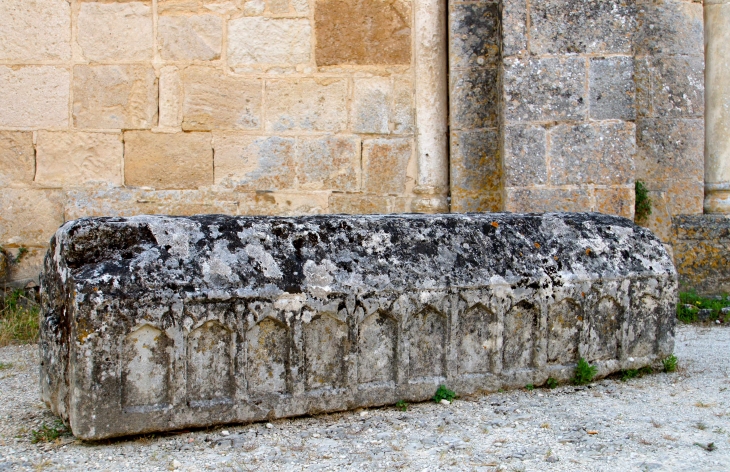 Sarcophage au pied de la façade occidentale de l'église abbatiale. - Saint-Amant-de-Boixe