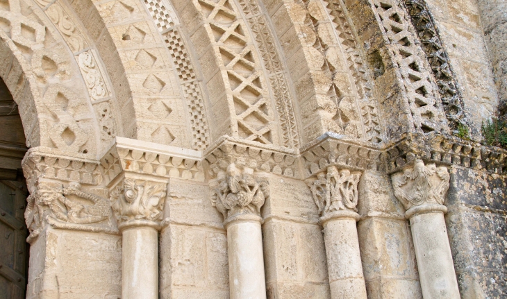 Chapiteaux et variations géométriques aux voussures du portail de l'église abbatiale. - Saint-Amant-de-Boixe