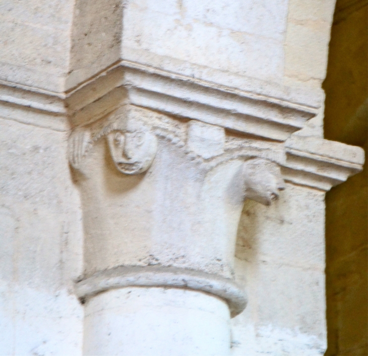 Eglise abbatiale : chapiteau sculpté. - Saint-Amant-de-Boixe