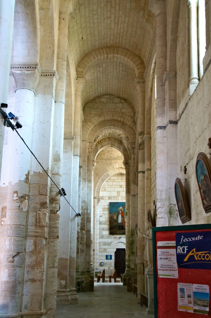 Eglise abbatiale. Collatéral de droite. - Saint-Amant-de-Boixe
