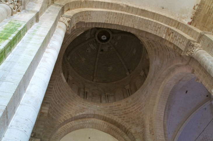 Eglise abbatiale : Les pendentifs soutenant la coupole et le tambour de la croisée du transept épousent les lignes des grands arcs du carré. - Saint-Amant-de-Boixe