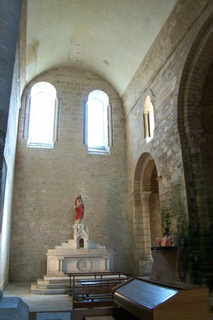 Eglise abbatiale : chapelle du transept nord. - Saint-Amant-de-Boixe