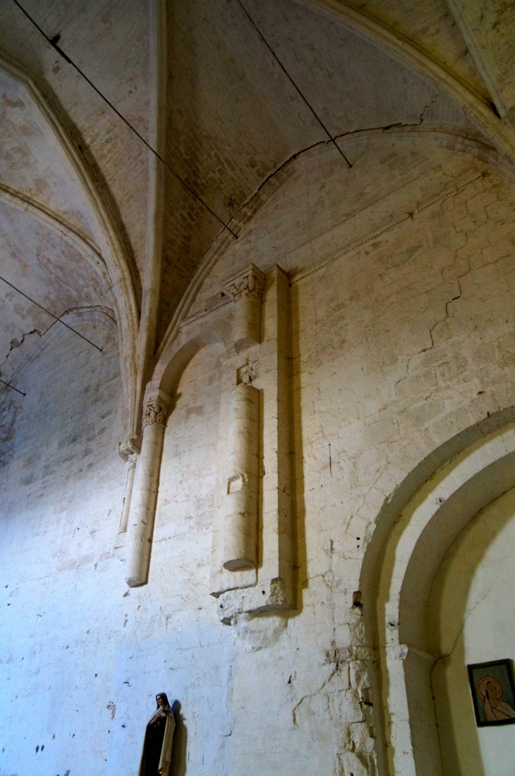 Eglise abbatiale : sculpture dans l'abside. - Saint-Amant-de-Boixe