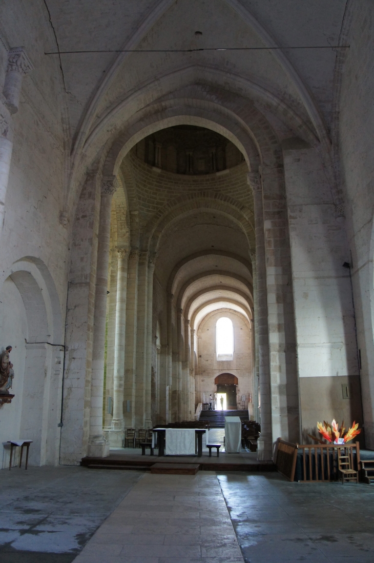 Eglise abbatiale : de l'abside vers le portail. - Saint-Amant-de-Boixe