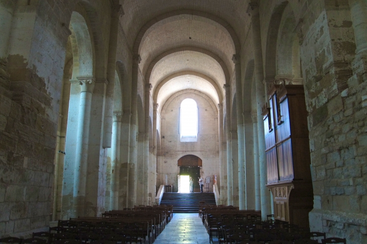 Eglise abbatiale : de la nef vers le portail. Au fond le grand escalier de bois par lequel on descend dans l'église, construite à flanc de colline. - Saint-Amant-de-Boixe