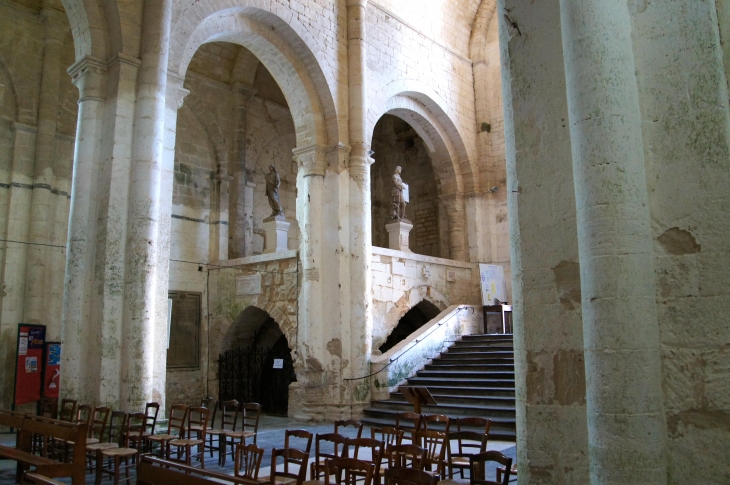 Eglise abbatiale : grand escalier de bois et chapelle du saint sacrement. - Saint-Amant-de-Boixe