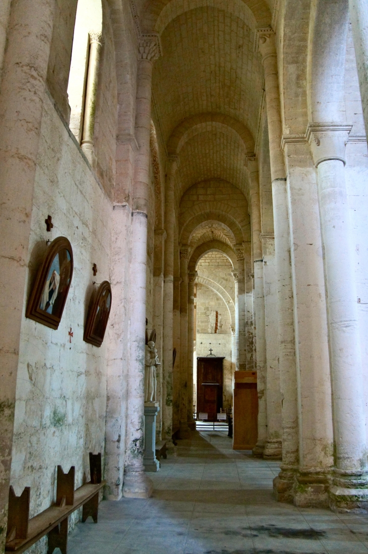 Eglise abbatiale : collatéral gauche. - Saint-Amant-de-Boixe