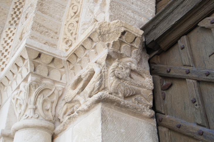 Eglise abbatiale : détail chapiteau du portail. - Saint-Amant-de-Boixe