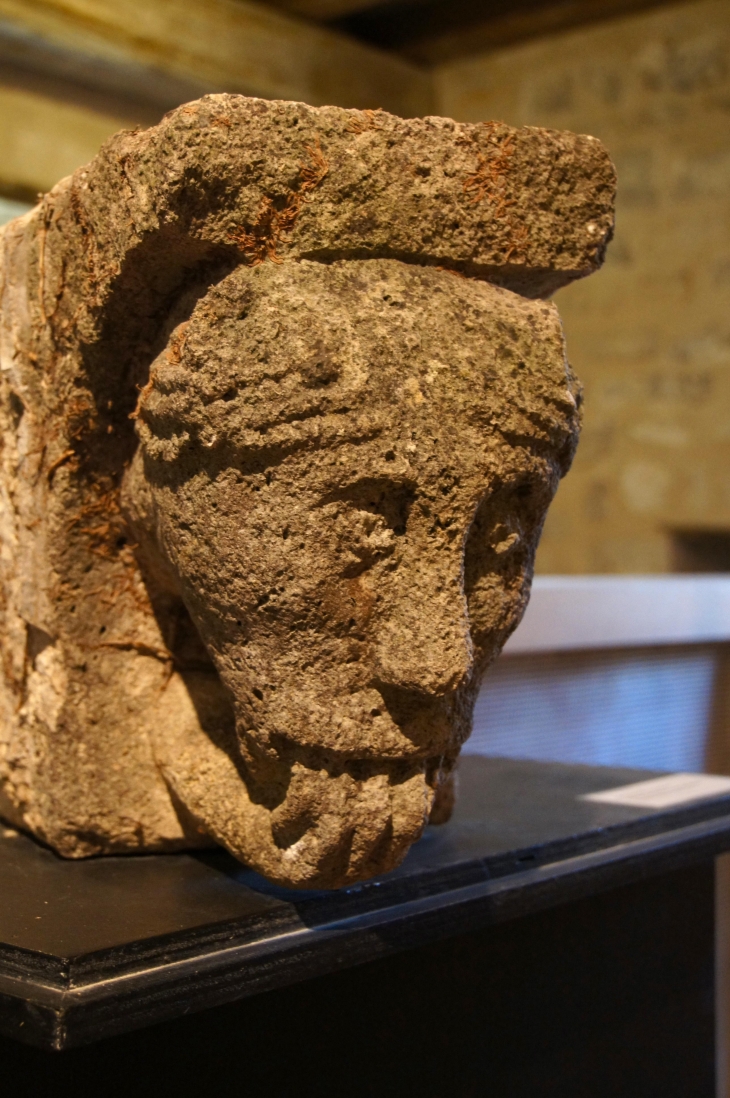 Modillon époque romane, XIIe siècle. - Saint-Amant-de-Boixe