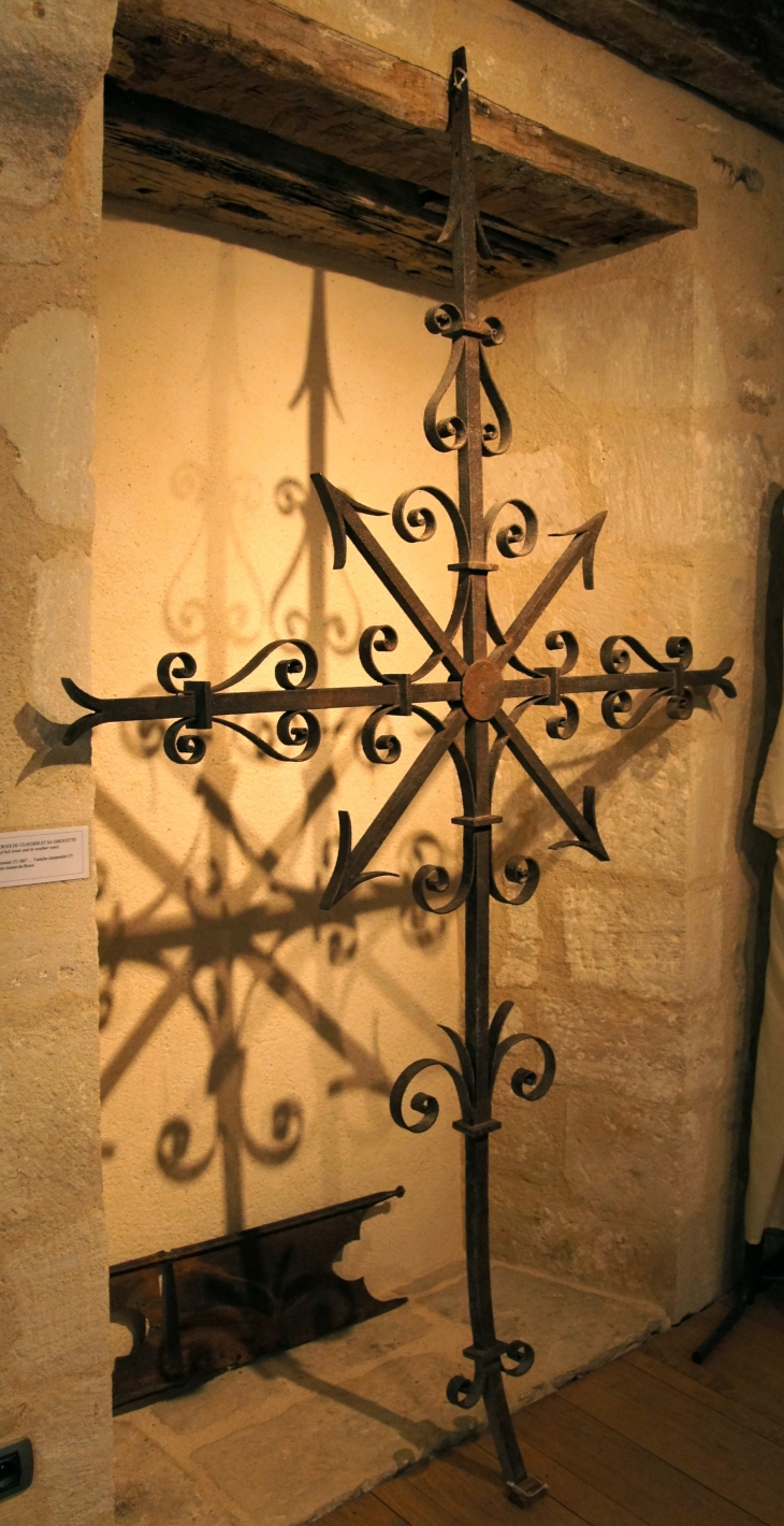 Ancienne croix du clocher et sa girouette - Saint-Amant-de-Boixe