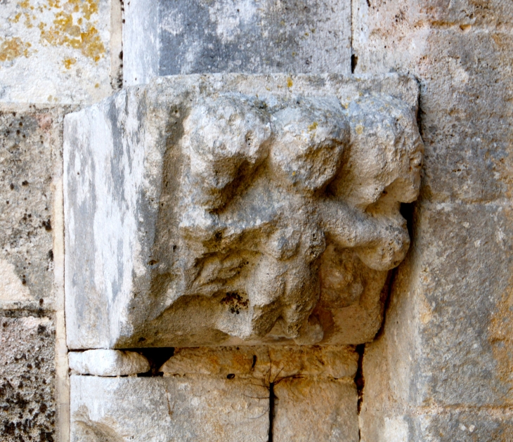 Chapiteau sculptée de la cour du cloître. - Saint-Amant-de-Boixe