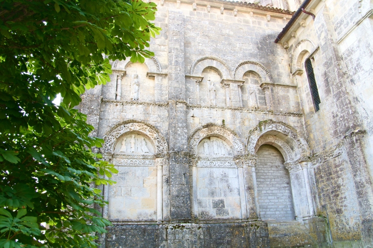 Eglise abbatiale. sur le mur ouest du bras nord du transept ou une décoration raffinée exhausse un portail aujourd'hui muré. - Saint-Amant-de-Boixe