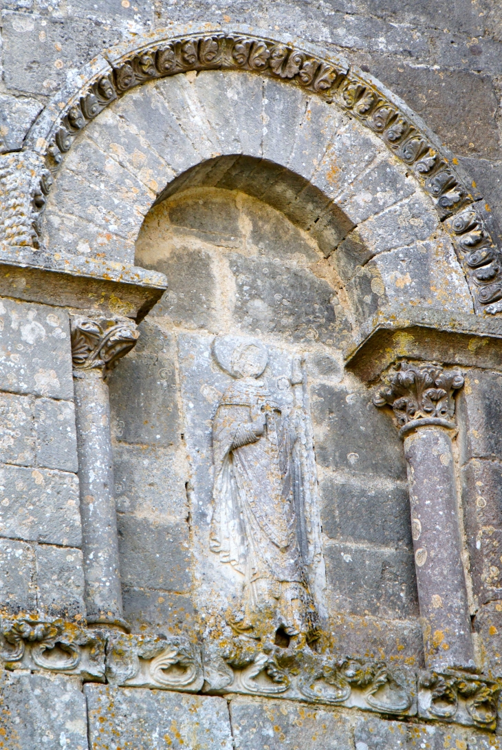 Eglise abbatiale. Détail : décor du bras nord du transept. - Saint-Amant-de-Boixe