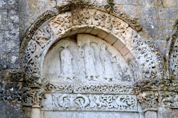 Eglise abbatiale. Détail : décor du bras nord du transept. - Saint-Amant-de-Boixe