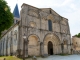 Photo précédente de Saint-Amant-de-Boixe facade-occidentale-de-l-eglise-abbatiale.Elle est ornée de motifs exclusivement géométriques et harmonieusement ordonnancée en deux registres et trois travées.e