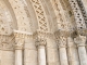 Chapiteaux et variations géométriques aux voussures du portail de l'église abbatiale.
