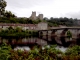 Le pont sur la Vienne vers le château fort médiéval qui domine le village