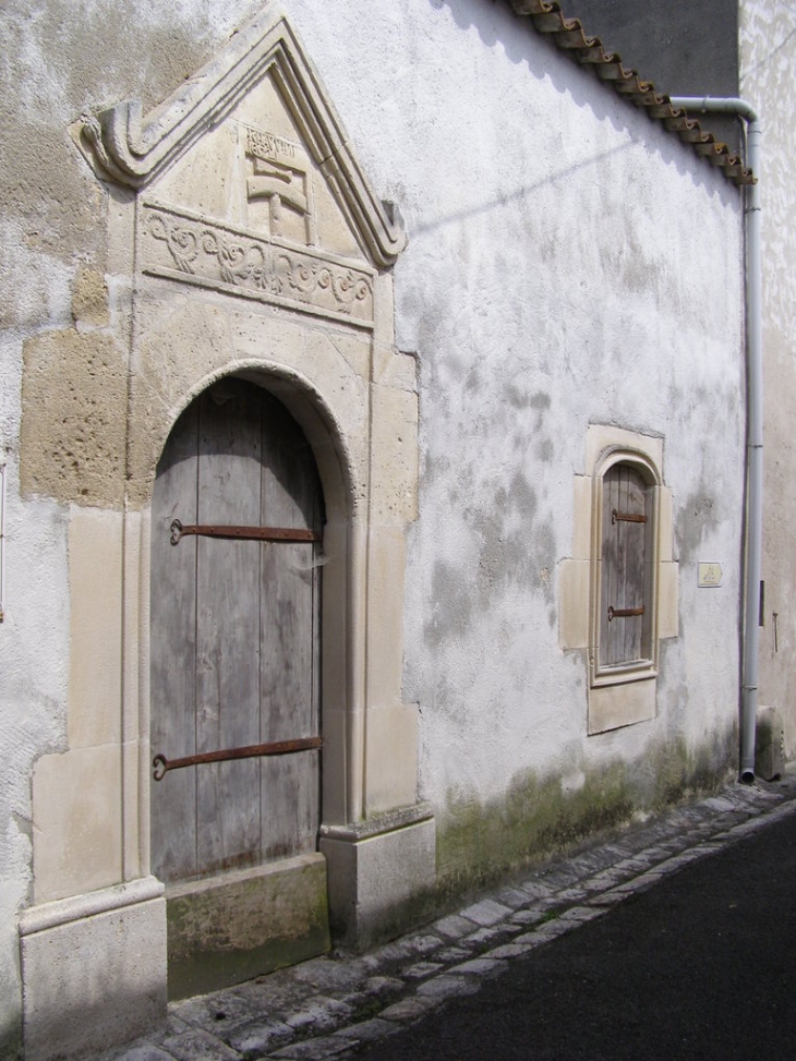 Porte et enseigne de Calfat 1602 - Saint-Simon