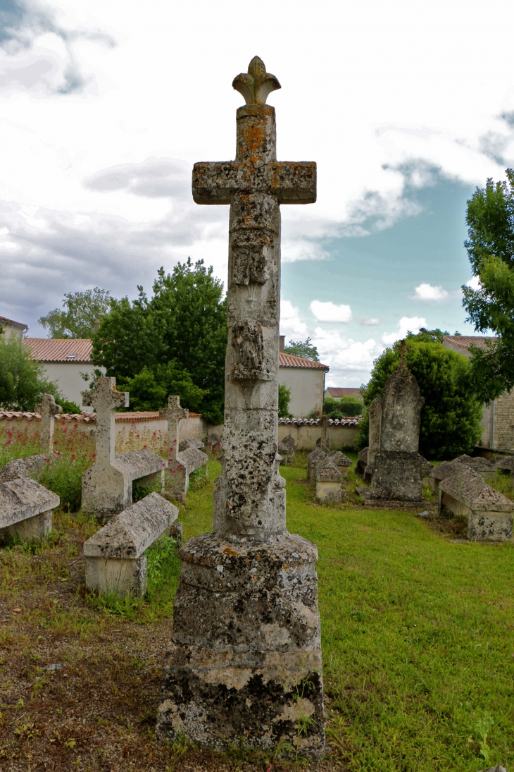 La croix hosannière du XVe siècle. - Amuré
