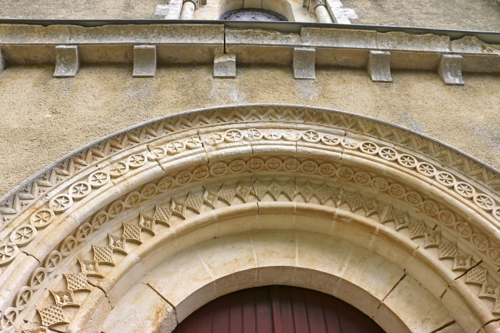 Archivolte sculptée du portail de l'église du XIIe siècle. - Amuré
