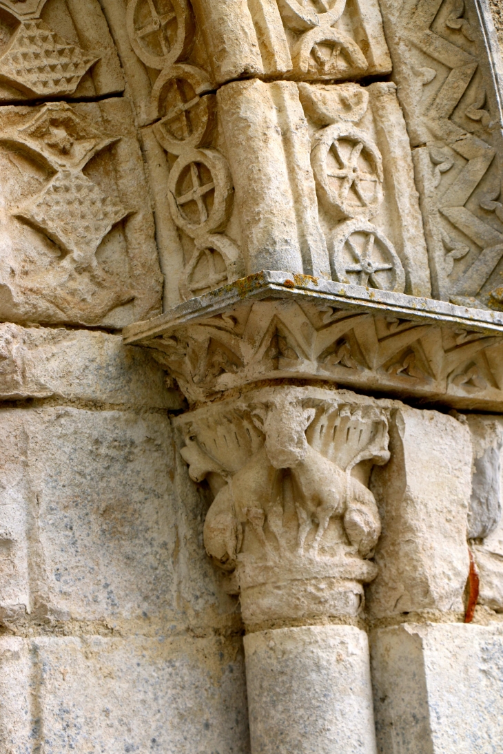 Détail : chapiteau sculpté de l'église du XIIe siècle. - Amuré