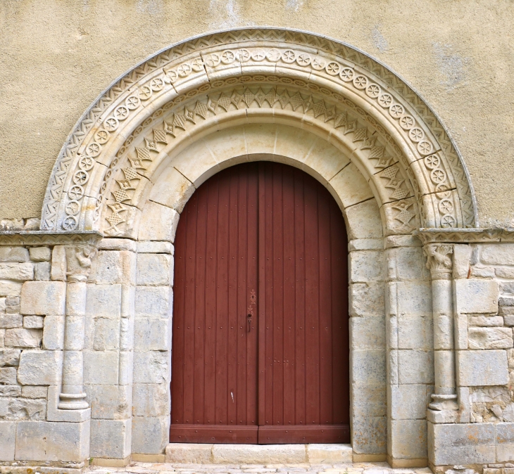 Portail de l'église du XIIe siècle. - Amuré