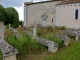Tombes sur pilotis du cimetière.