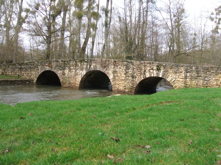 Magnifique pont romain enjambant la rivière du CHAMBON a VALETTE - Azay-le-Brûlé