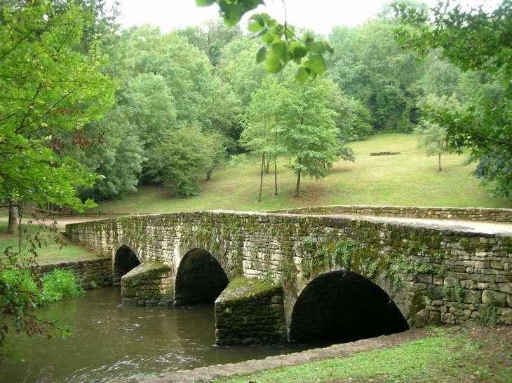 Pont romain - Azay-le-Brûlé