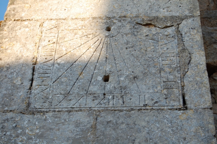 Cadran solaire sur Mur eglise St Barthéléley - Azay-le-Brûlé
