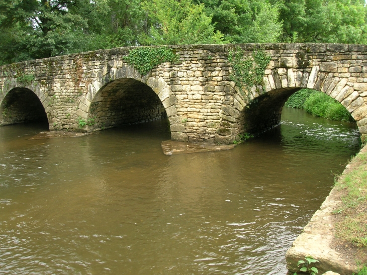 Pont romain  - Azay-le-Brûlé