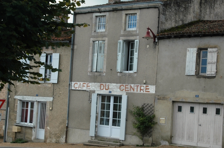 Ancien café de la place  - Azay-sur-Thouet