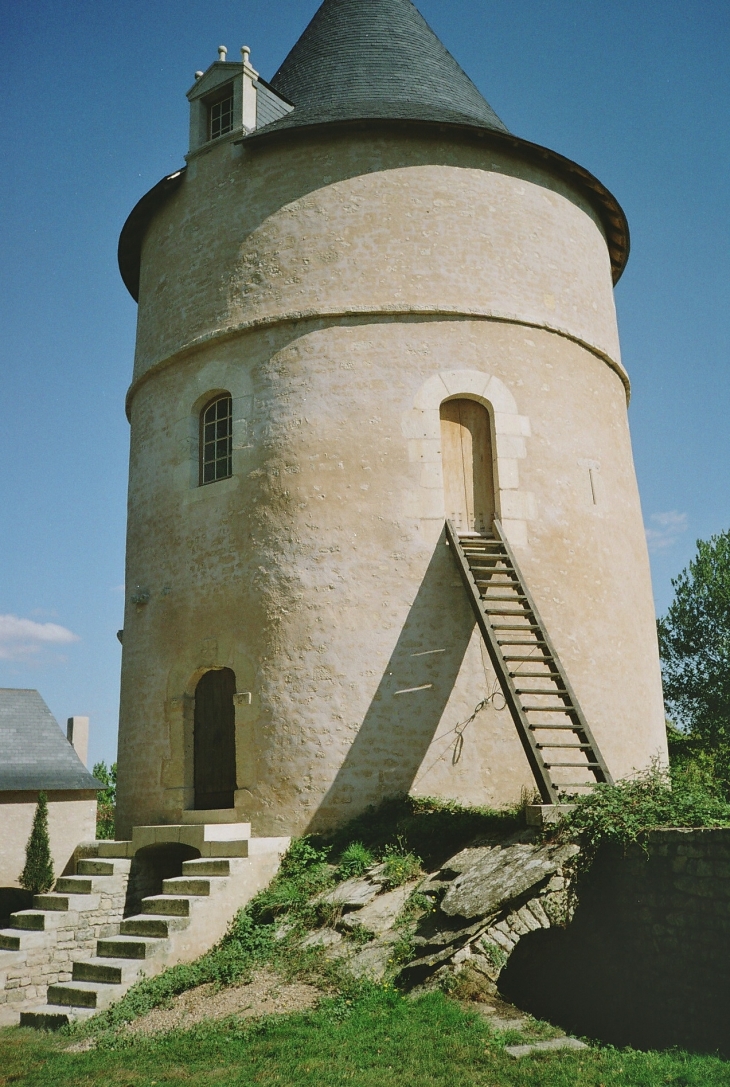 Chateau privé de Brieul , Pigeonnier -Chapelle - Chey