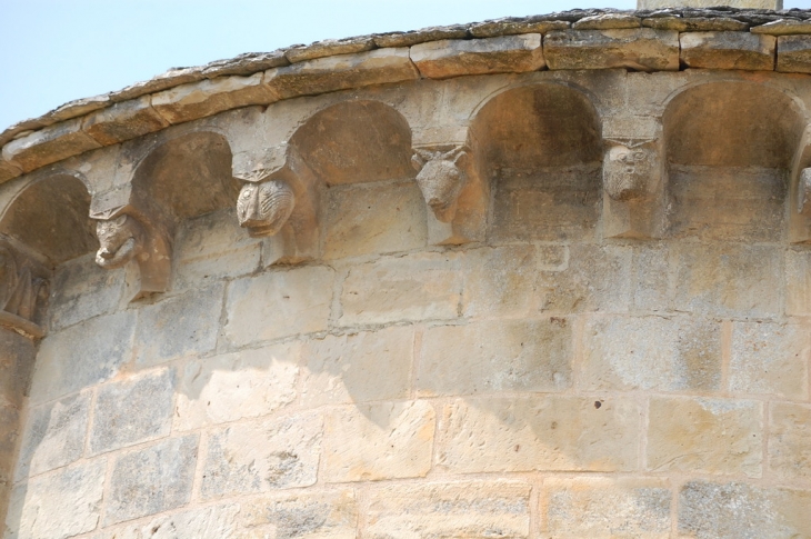 Modillons sur abside - Clussais-la-Pommeraie