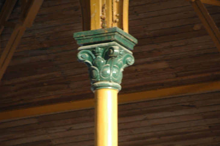 Beau chapiteau sur colonnes metal halles  - Coulonges-sur-l'Autize