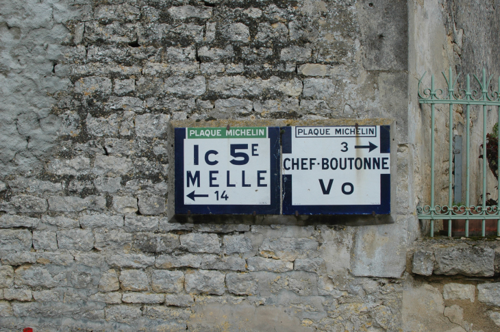 Plaque Michelin à Lavaux - Fontenille-Saint-Martin-d'Entraigues